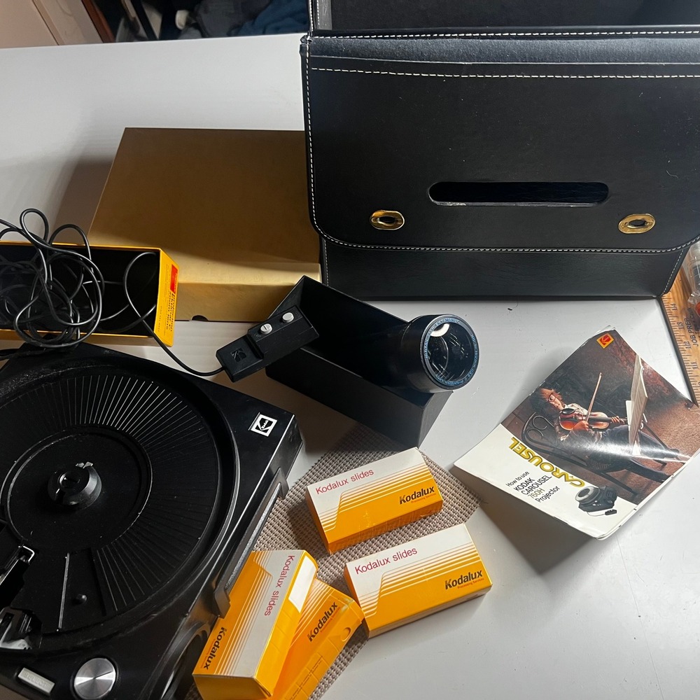 Kodak Carousel 760H Auto-Focus Slide Projector with Ektanar C Zoom Lens & Slides
